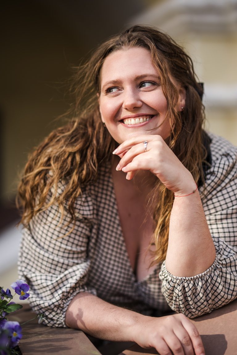 Asmenine fotosesija, VU kiemelis, vilniaus universiteto kiemelis, kur fotografuotis Vilniuje, asmenine fotosesija vilniuje, fotografas vilniuje, Fotofrafe Vilniuje, plius dydzio modelis, plussize modelis